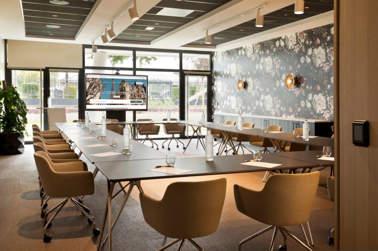 Sitzungsraum in Vorstandskonfiguration in unserem Wohnen auf Zeit in Straßburg