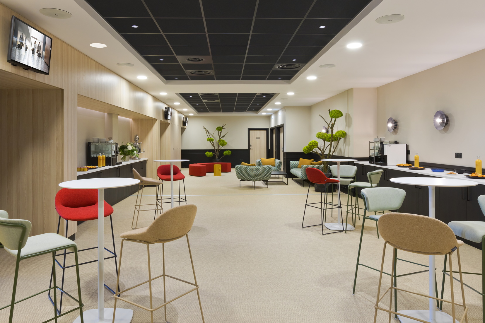 Businessbereich mit kostenlosem Heißgetränkeautomat, Tischen und Hochstühlen, Wohnen auf Zeit in Straßburg