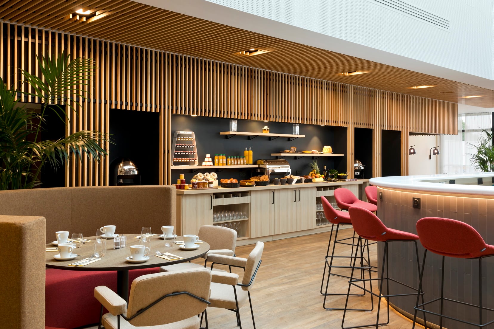 Hochwertiges Restaurant mit Frühstücksraum, das 7 Tage die Woche geöffnet ist, Wohnen auf Zeit in Straßburg