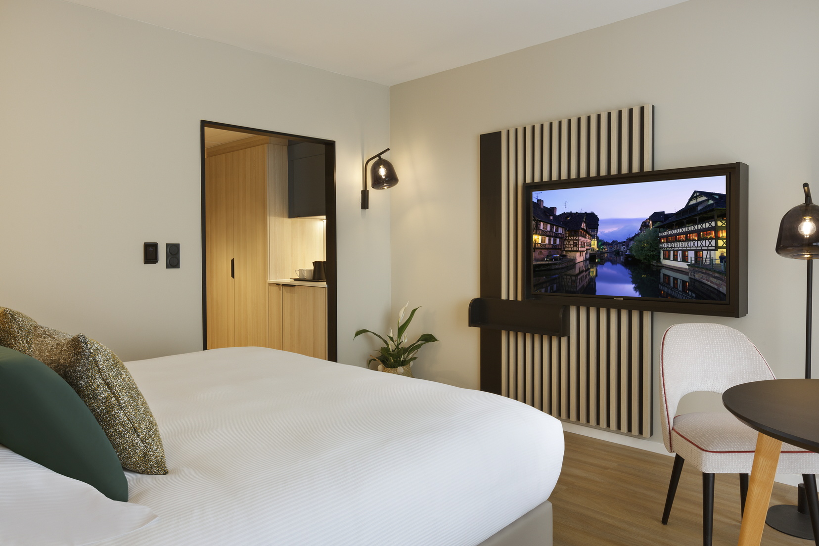 Studio mit Doppelbett und Schreibtisch, Wohnen auf Zeit in Straßburg