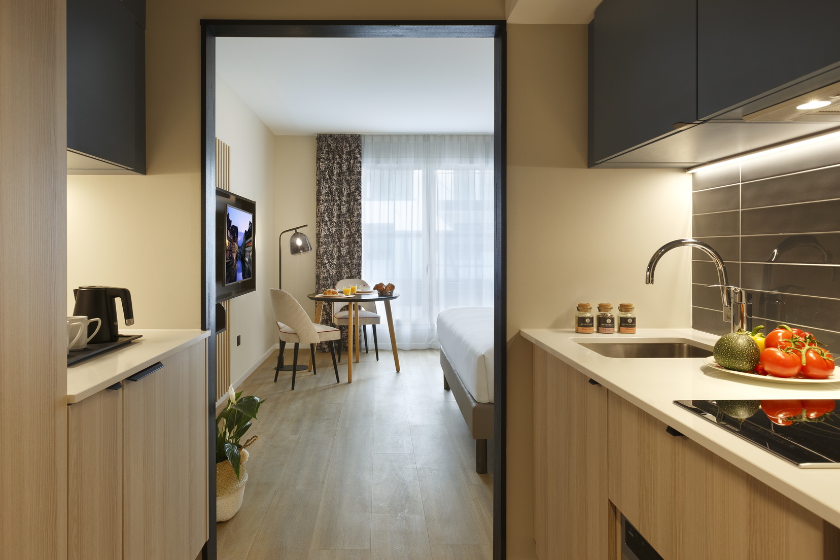 Vollständig ausgestattete Küche eines Studios mit Essbereich, Wohnen auf Zeit in Straßburg
