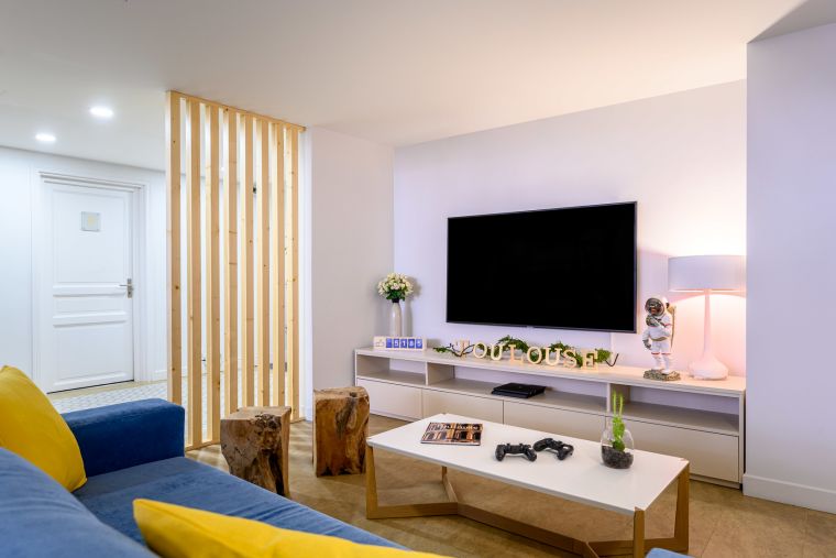 Espace lounge avec télévision de notre appart hotel à Toulouse