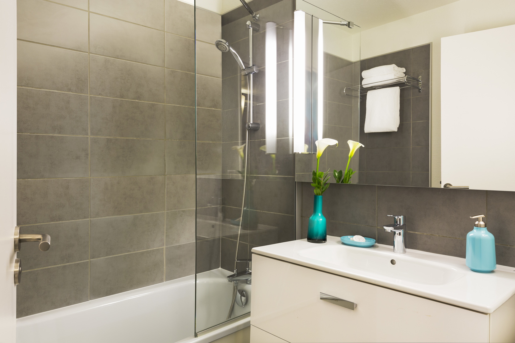 Salle de bain d'un Studio/Studio Deluxe équipée d'un combiné baignoire/douche et de serviettes de toilette, appart hotel Toulouse
