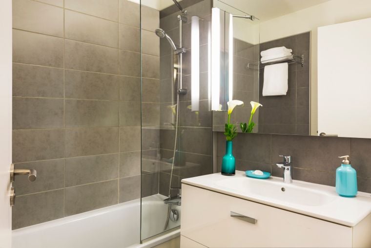 Salle de bain d'un Studio/Studio Deluxe équipée d'un combiné baignoire/douche et de serviettes de toilette, appart hotel Toulouse