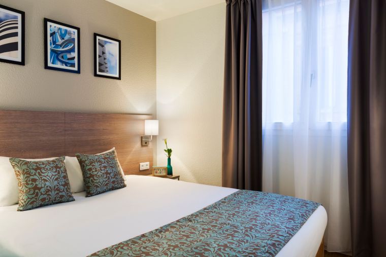 Chambre d'un Appartement 2 pièces équipée d'un lit double, appart hotel Toulouse