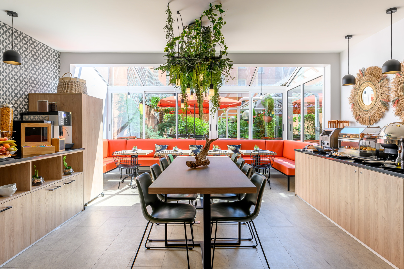 Salle de petit-déjeuner avec verrière ouverte 7j/7, appart hotel Toulouse