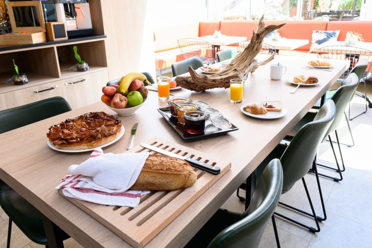 Salle de petit-déjeuner et son buffet continental, appart hotel Toulouse