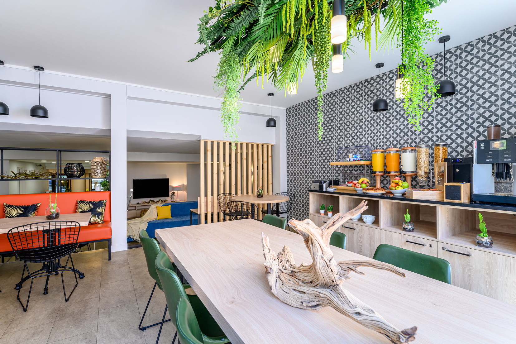 Salle de petit-déjeuner et son buffet continental, appart hotel Toulouse