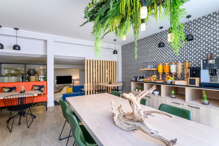 Salle de petit-déjeuner et son buffet continental, appart hotel Toulouse