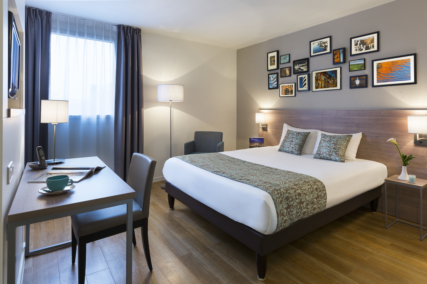 Estudio de lujo equipado con una cama doble, una zona de escritorio y una televisión, apart hotel Toulouse