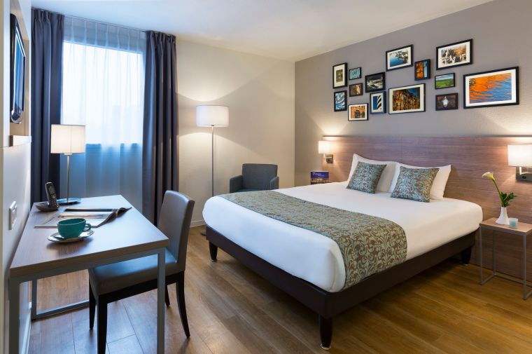 Estudio de lujo equipado con una cama doble, una zona de escritorio y una televisión, apart hotel Toulouse
