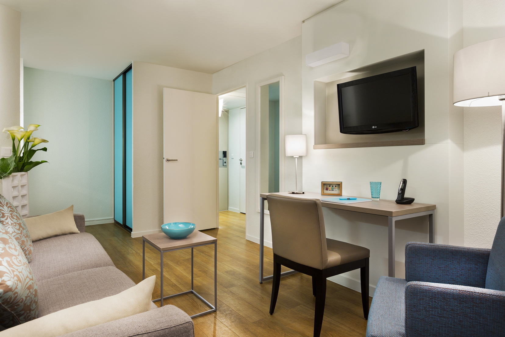 Sala de estar de un Apartamento de un dormitorio equipado con un sofá cama y una zona de oficina/comedor, apart hotel Toulouse