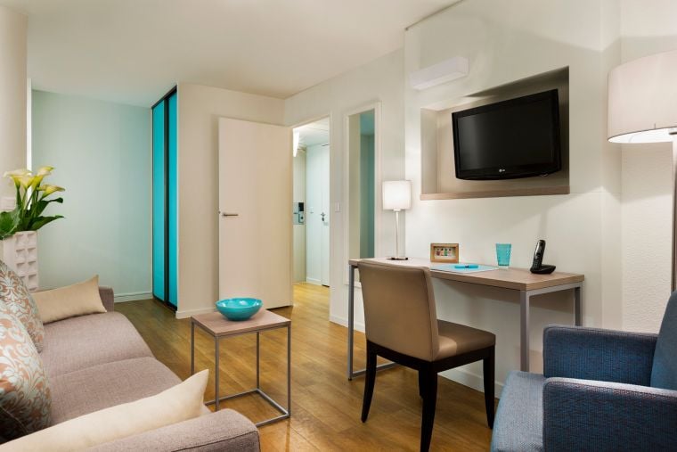 Sala de estar de un Apartamento de un dormitorio equipado con un sofá cama y una zona de oficina/comedor, apart hotel Toulouse