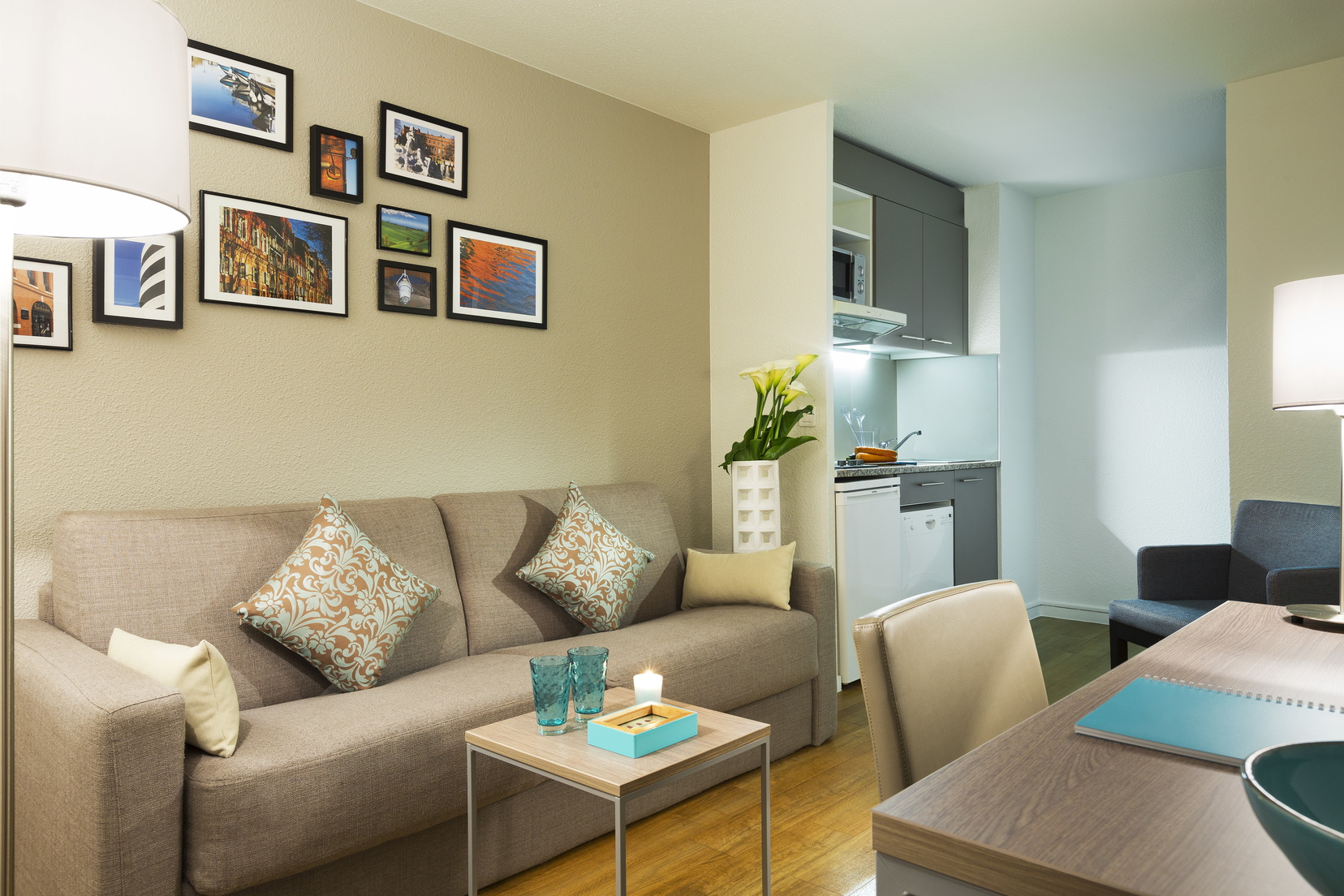 Sala de estar de un Apartamento de un dormitorio equipado con un sofá cama y una cocina, apart hotel Toulouse