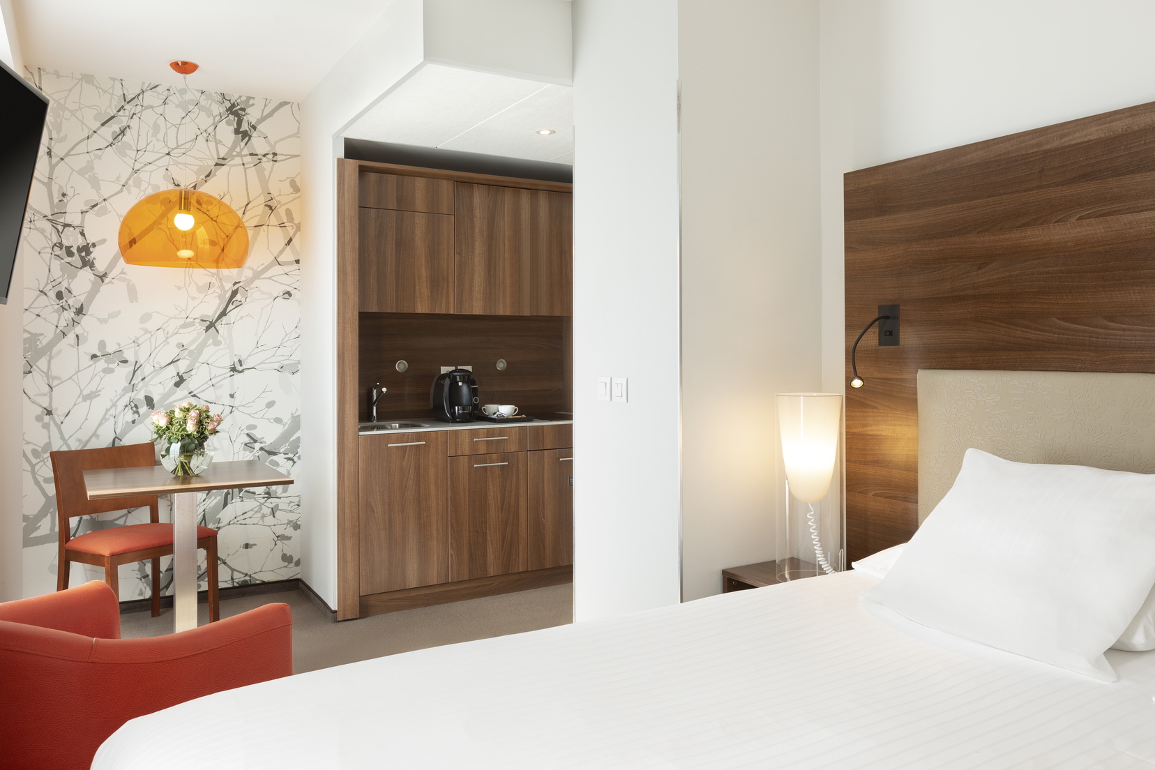 Chambre Standard double Résidence avec sa cuisine équipée et son lit double, hôtel Tours