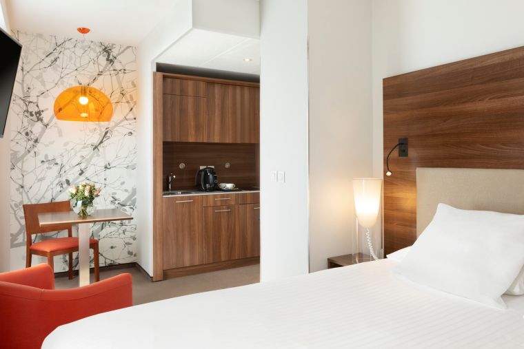 Chambre Standard double Résidence avec sa cuisine équipée et son lit double, hôtel Tours