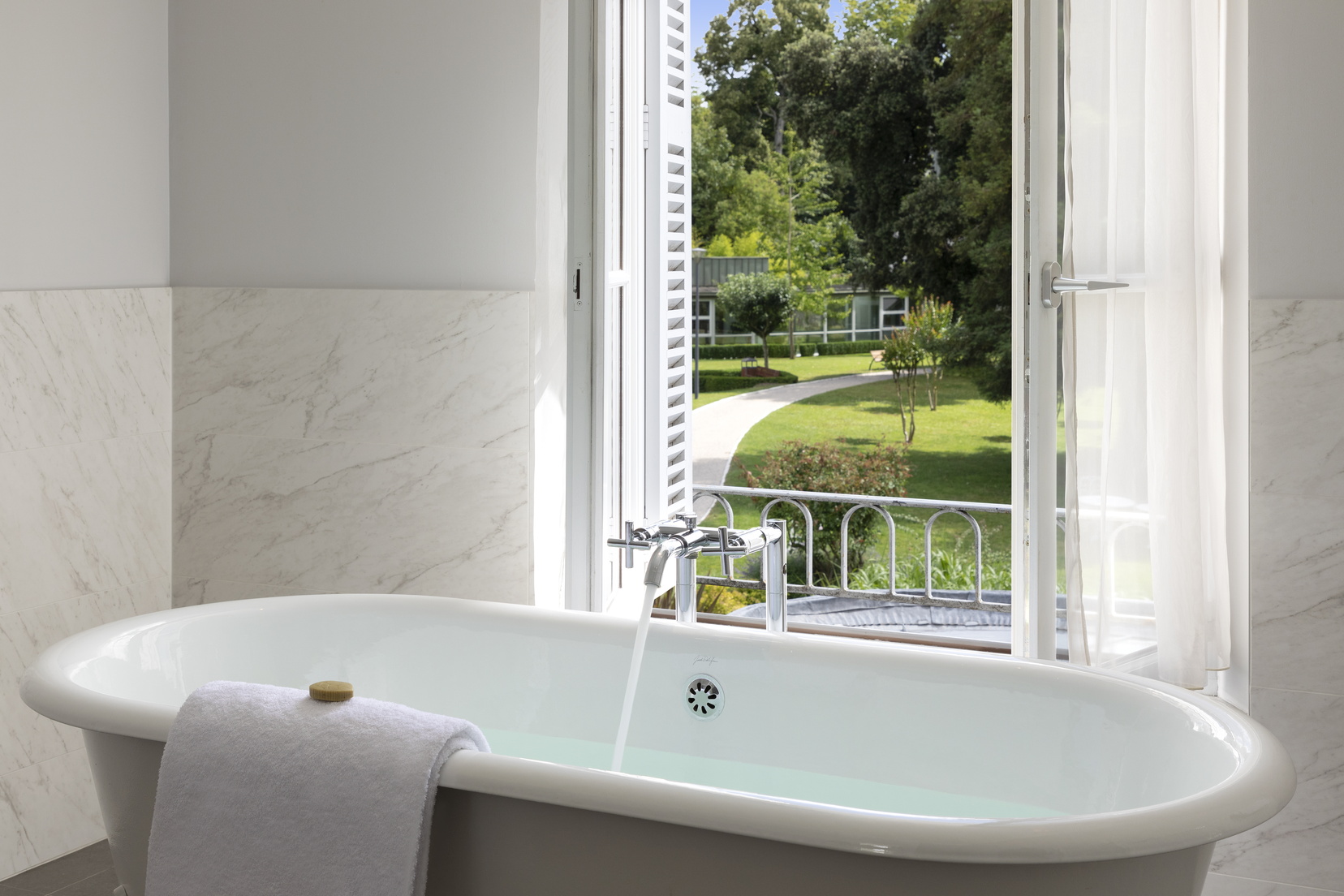 Salle de bain d'une Suite Junior Château équipée d'une baignoire, hôtel Tours