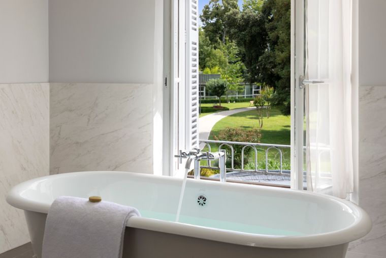 Salle de bain d'une Suite Junior Château équipée d'une baignoire, hôtel Tours
