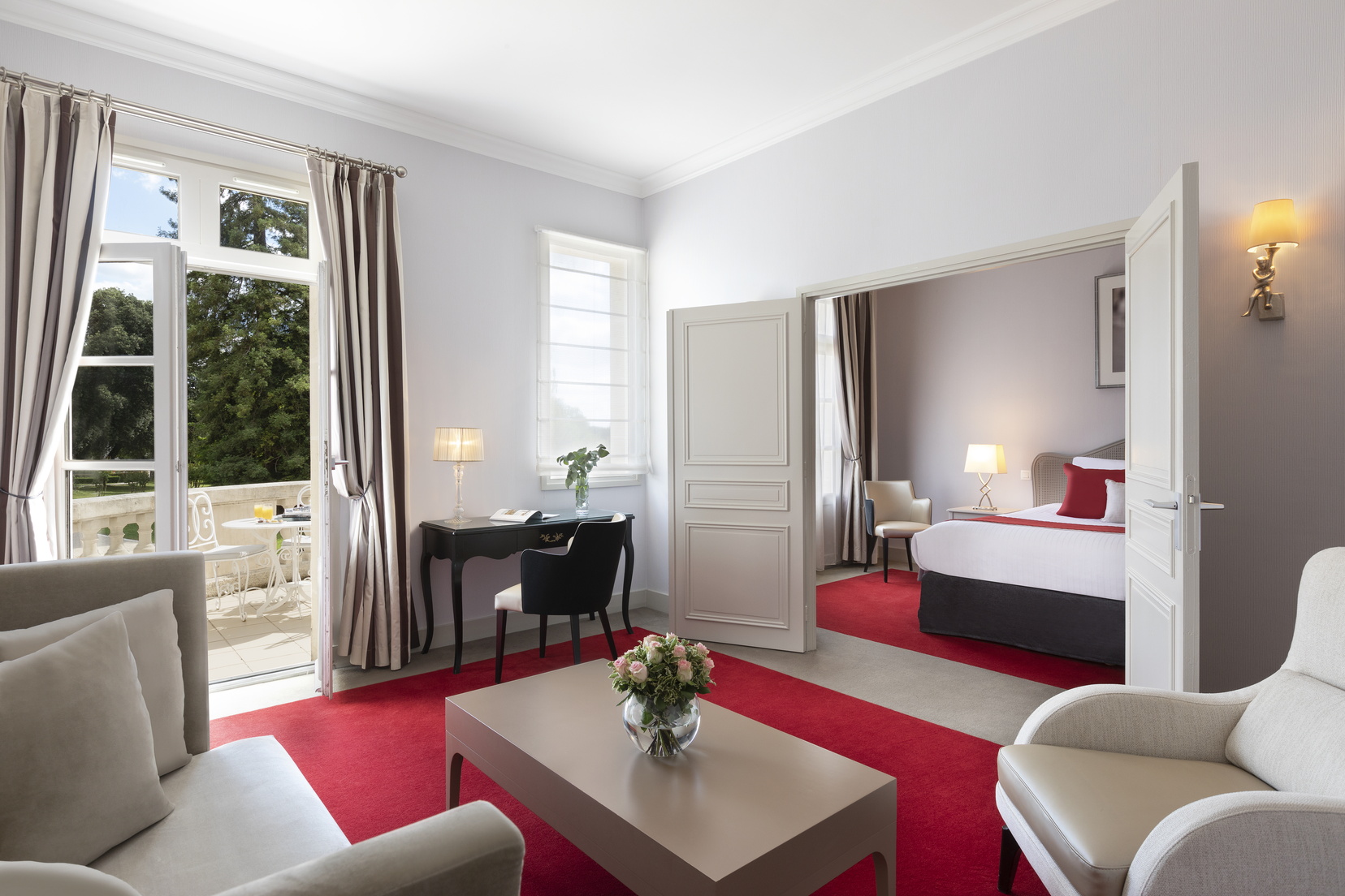 Salon et chambre d'une Suite Privilège Château équipée d'un lit double, hôtel Tours