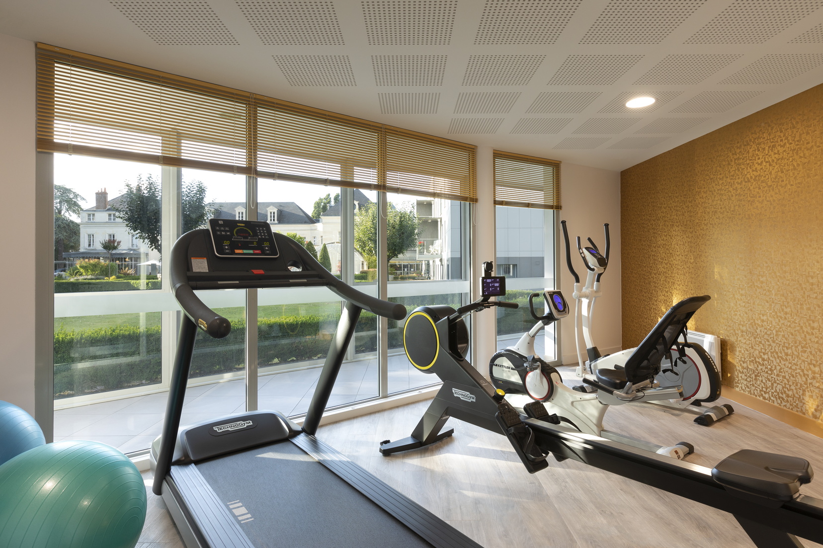 Espace fitness équipé de vélo elliptique, tapis de course et rameur, hôtel Tours