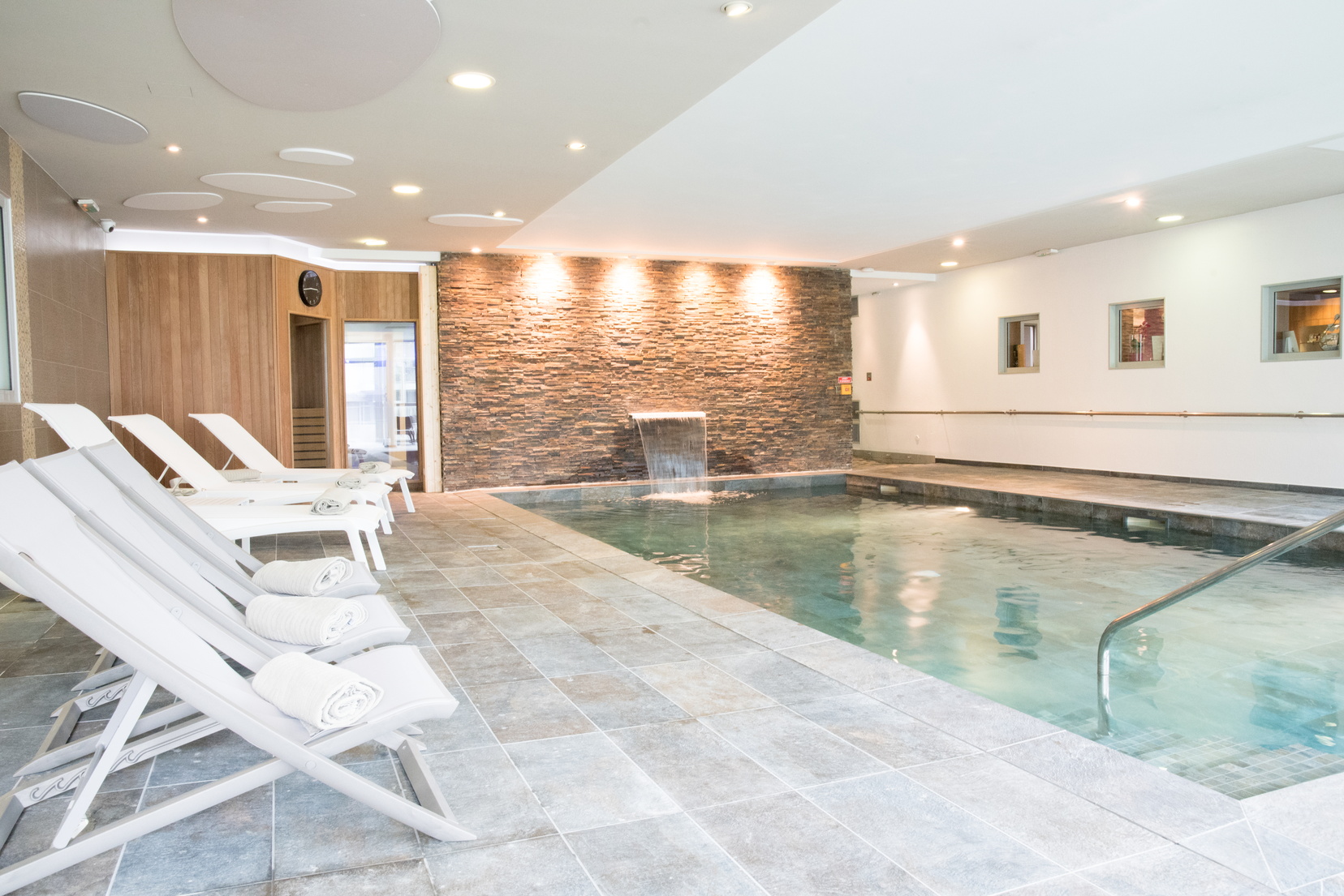 Piscine intérieure chauffée de notre hôtel à Tours