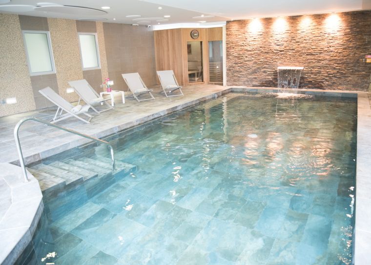 Piscine intérieure chauffée de notre hôtel à Tours