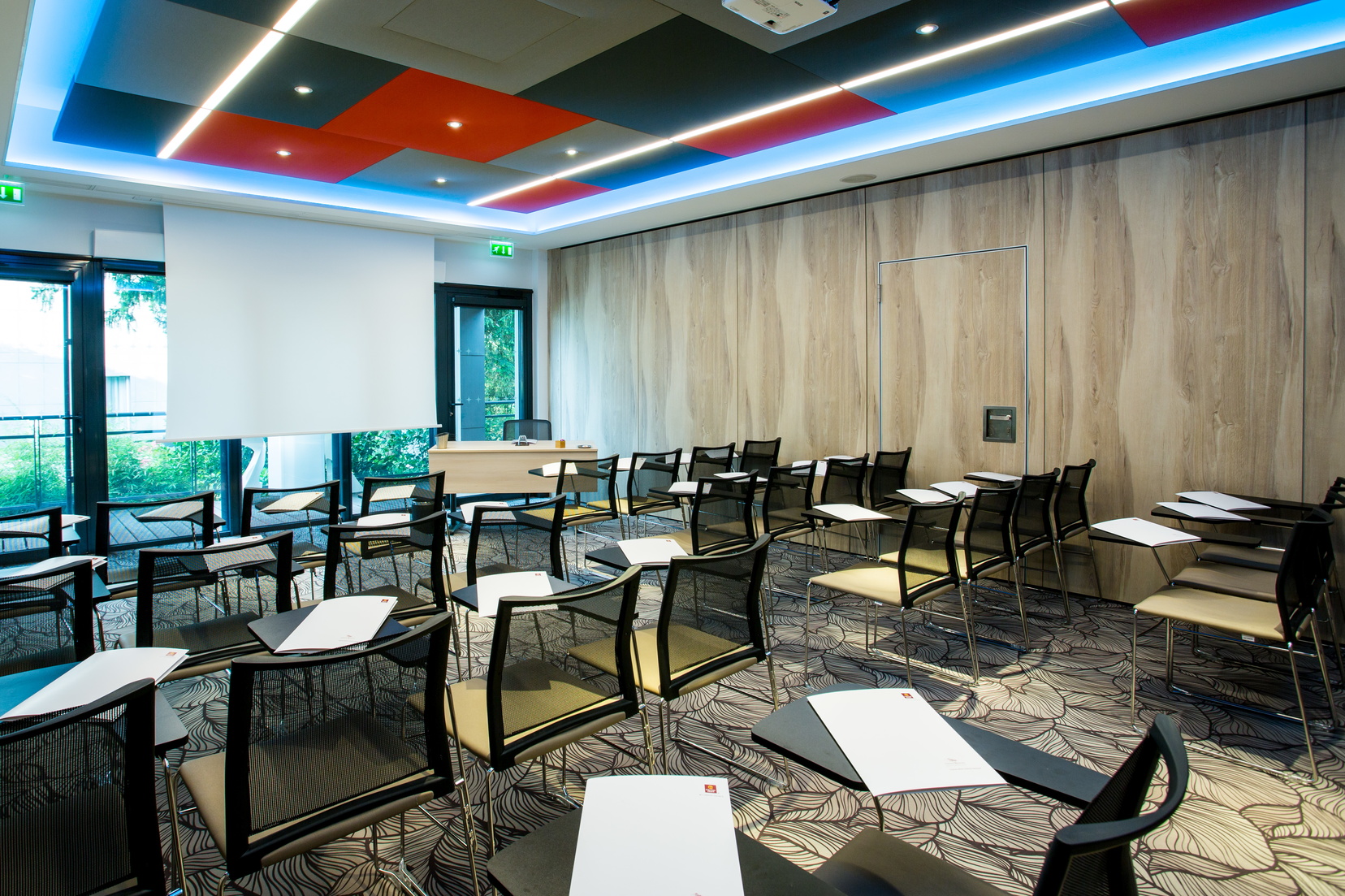 Salle de réunion entièrement équipée en configuration conférence, hôtel à Tours