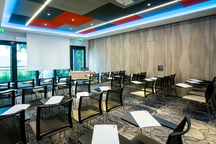 Salle de réunion entièrement équipée en configuration conférence, hôtel à Tours