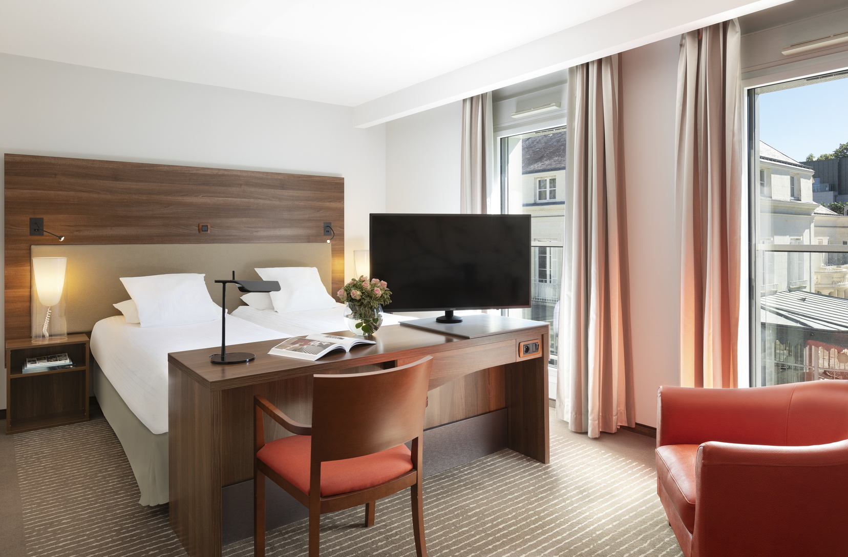 Chambre Standard Twin Résidence équipée de deux lits simples, d'un bureau et d'une télévision, hôtel Tours