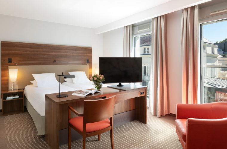 Chambre Standard Twin Résidence équipée de deux lits simples, d'un bureau et d'une télévision, hôtel Tours