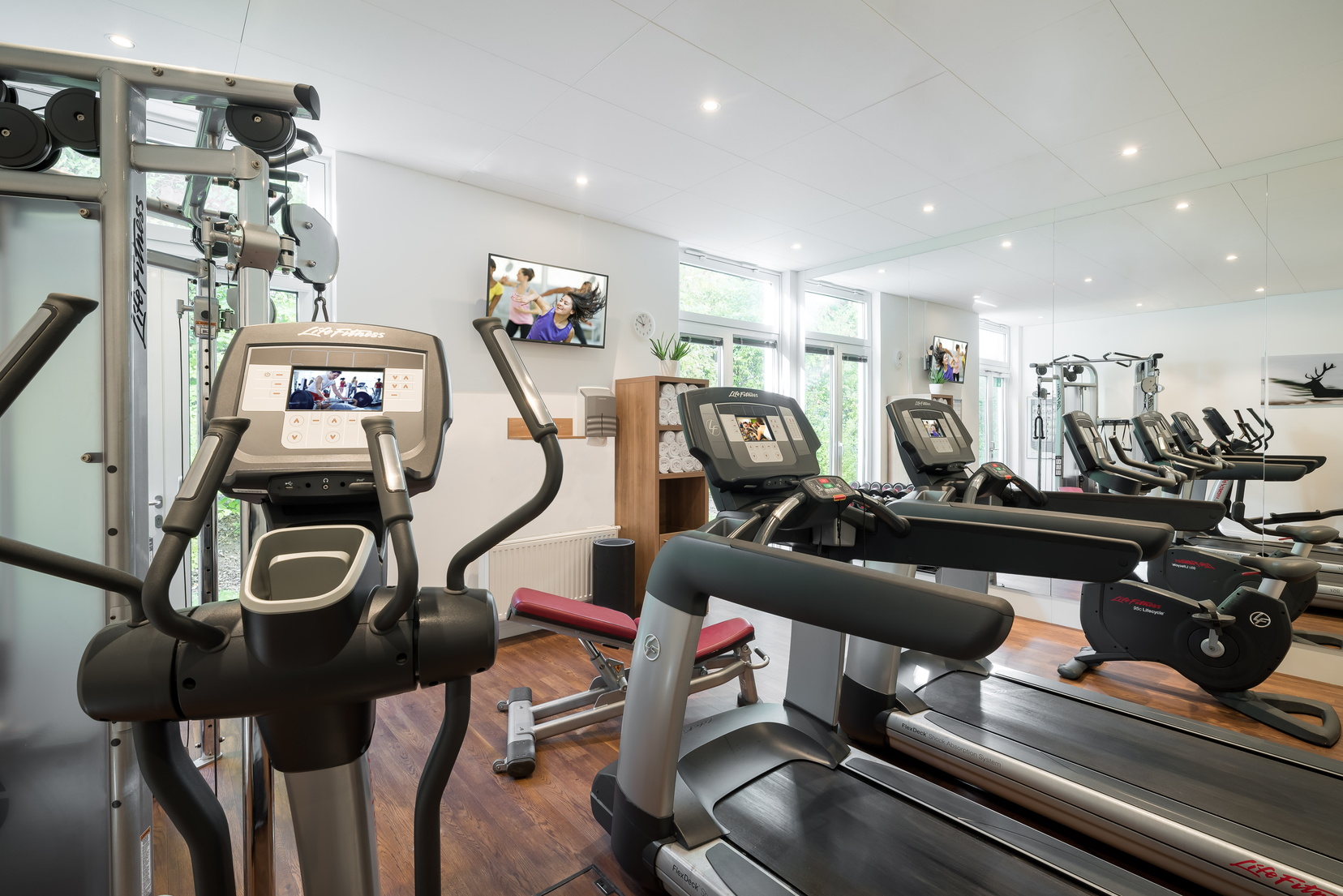 Fitnessraum mit Laufbändern und Crosstrainern, Wohnen auf Zeit in Munich