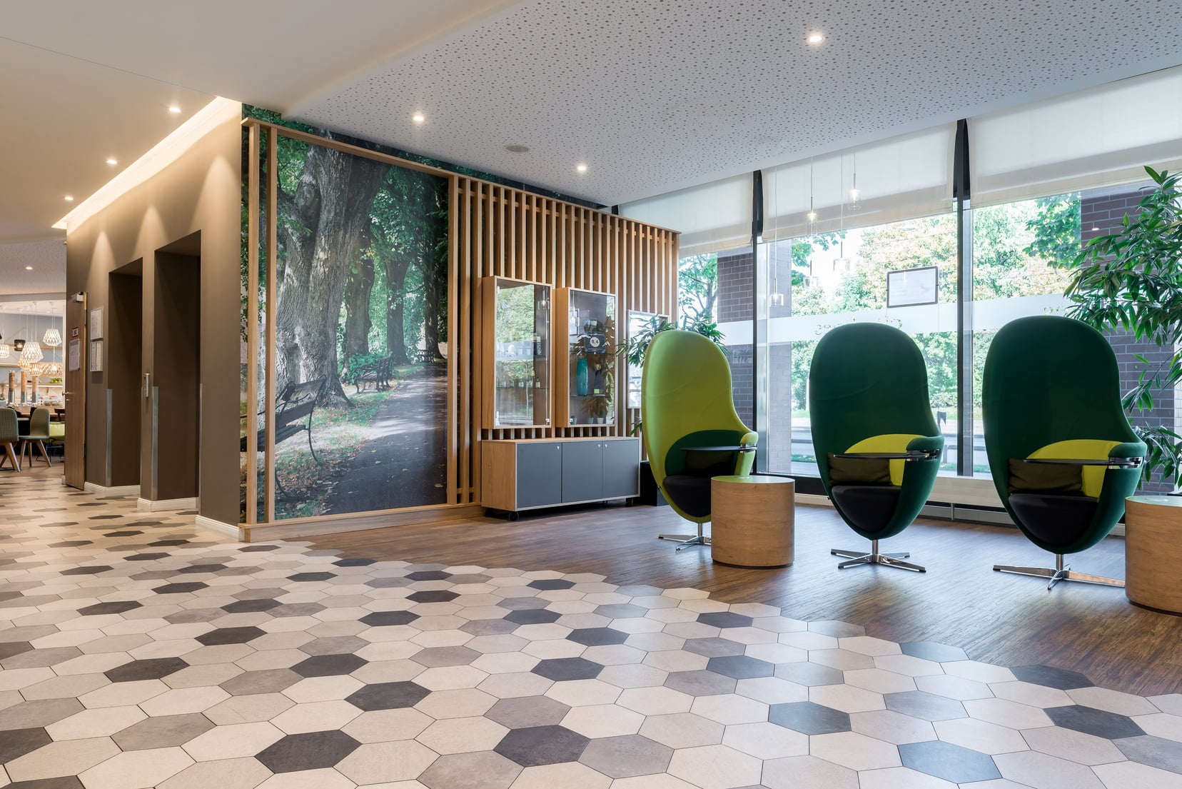 Loungebereich und Aufzüge unseres Wohnen auf Zeit in Munich