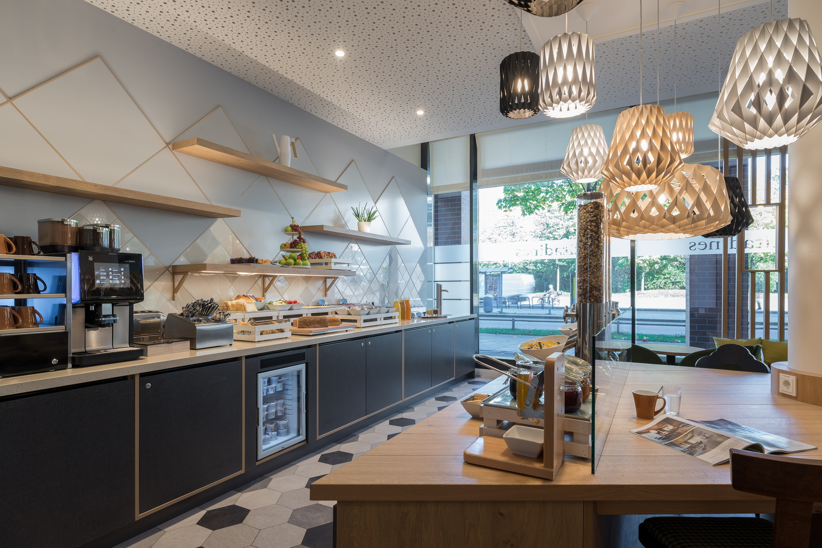 Frühstücksraum mit kontinentalem Buffet, Wohnen auf Zeit in Munich