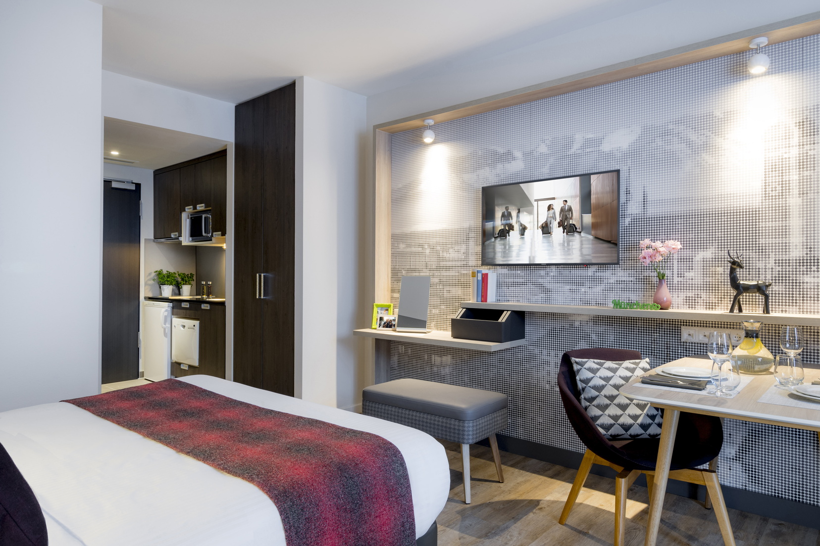Studio Executive mit Doppelbett, Fernseher und voll ausgestatteter Küche, Wohnen auf Zeit in Munich