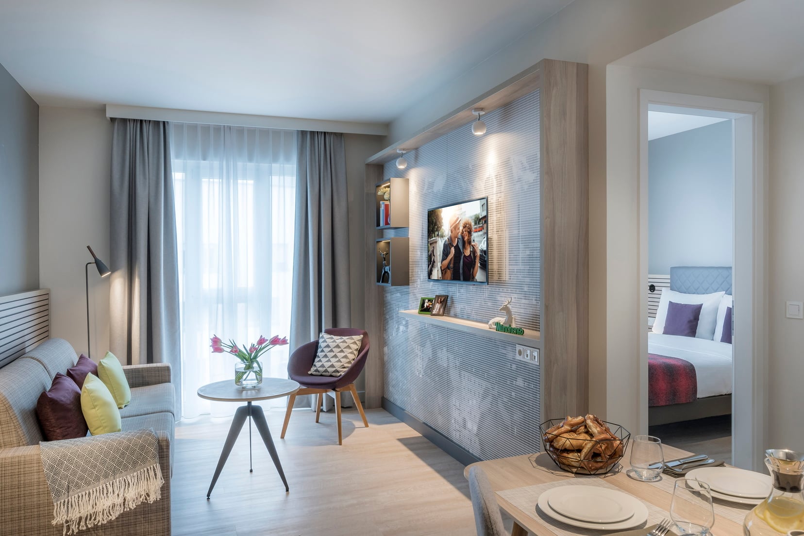 Wohnzimmer eines 2-Zimmer-Apartment Executive mit Schlafsofa und Essbereich, Wohnen auf Zeit in Munich