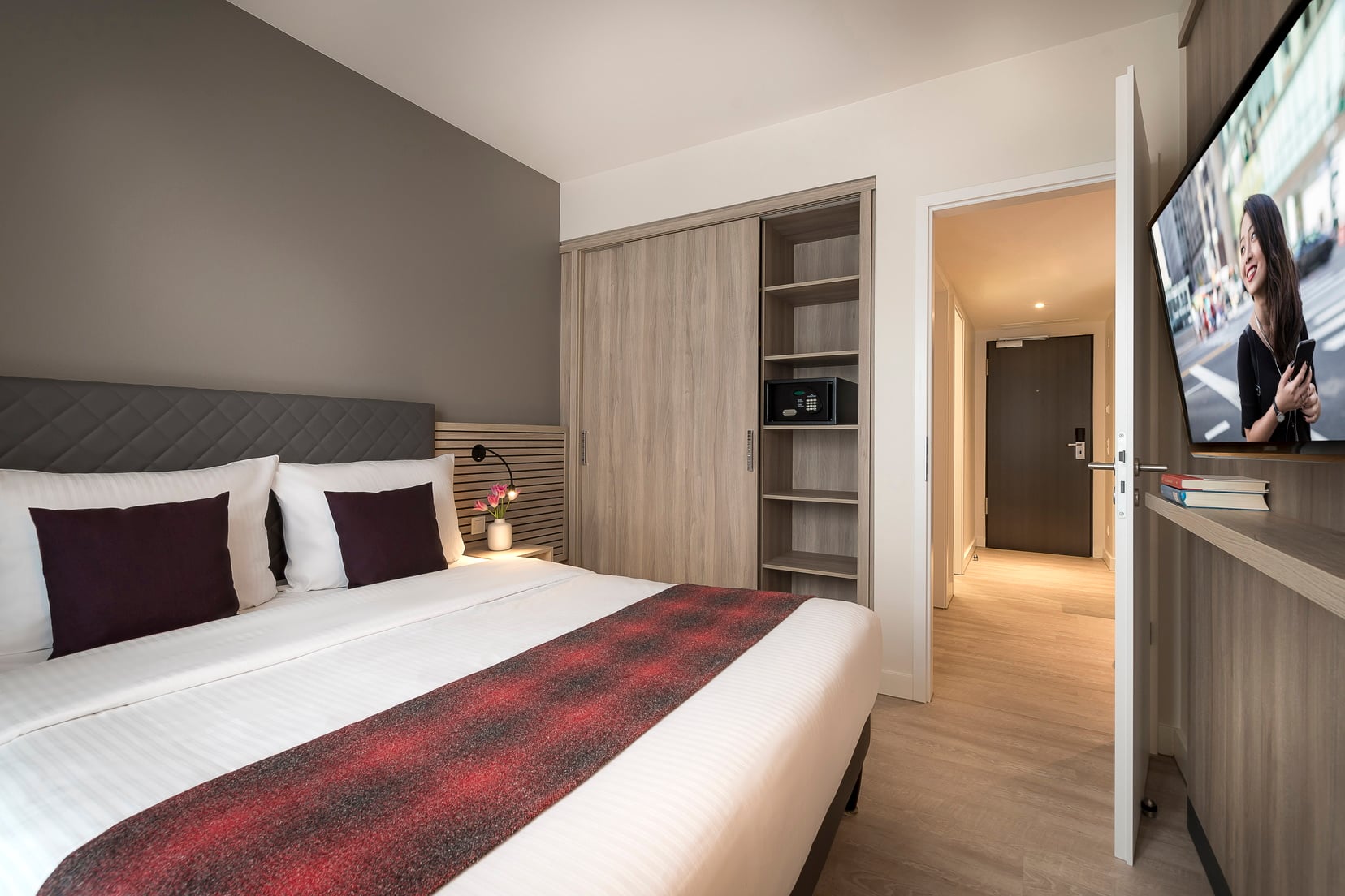Schlafzimmer eines 2-Zimmer-Apartment Executive mit Doppelbett und Fernseher, Wohnen auf Zeit in Munich