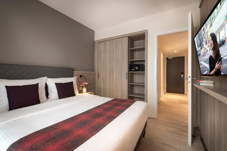 Schlafzimmer eines 2-Zimmer-Apartment Executive mit Doppelbett und Fernseher, Wohnen auf Zeit in Munich