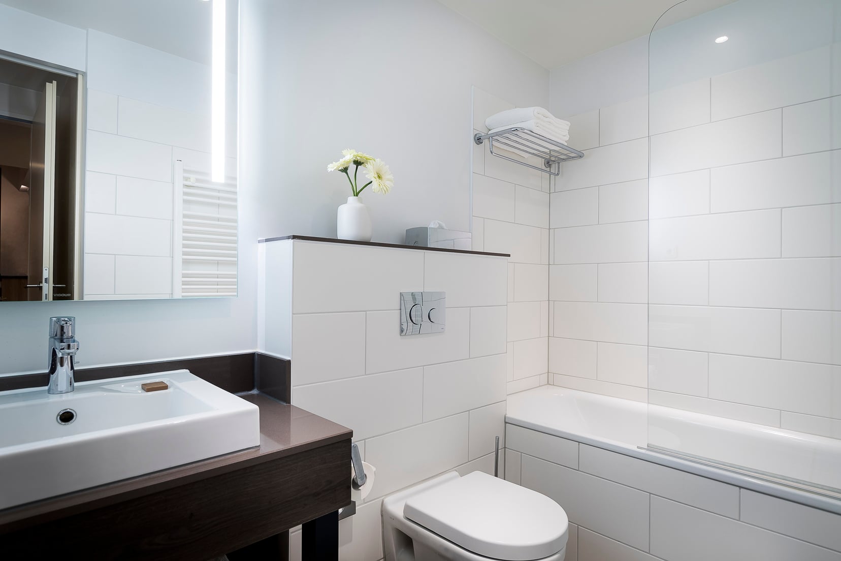 Badezimmer eines Apartments mit Badewanne/Duschkombination und Handtüchern, Wohnen auf Zeit in Munich