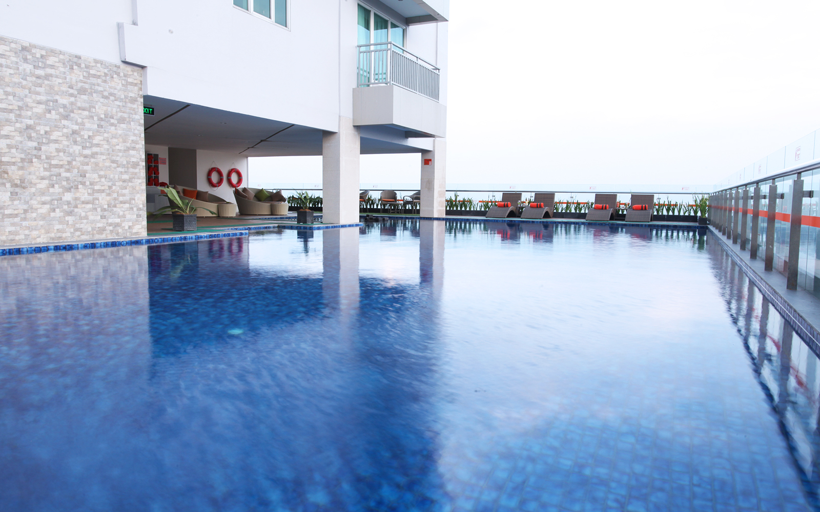 Rooftop Infinity Pool at HARRIS Hotel & Conventions Ciumbuleuit Bandung