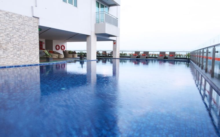 Rooftop Infinity Pool at HARRIS Hotel & Conventions Ciumbuleuit Bandung