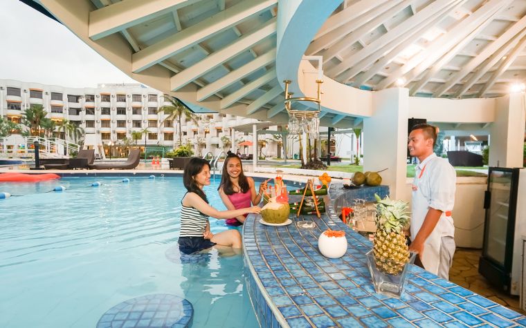 Restaurant in a pool at HARRIS Resort Batam Waterfront