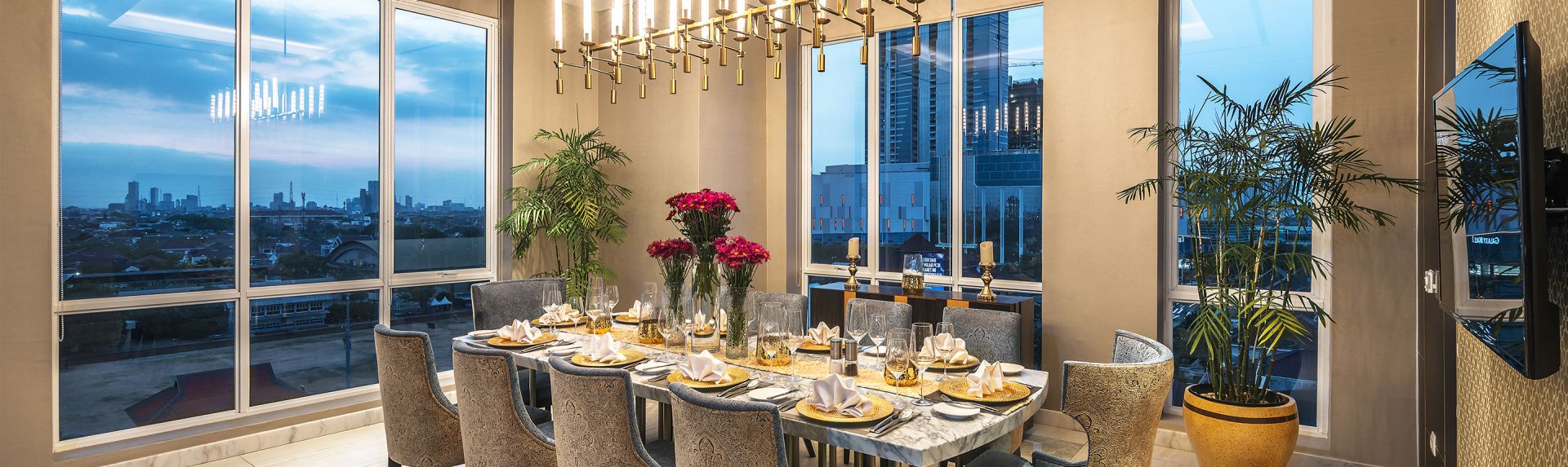 Oakwood Hotel & Residence Surabaya Dining