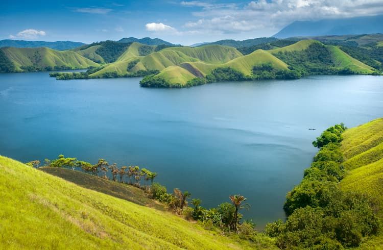 https://www.discoverasr.com/content/dam/tal/media/images/properties/indonesia/tauzia/seo-articles-banners/banner-tablet-danau-sentani-dan-keindahan-pulau-pulau-kecil-di-dalamnya.jpg.transform/ascott-lowres/image.jpg