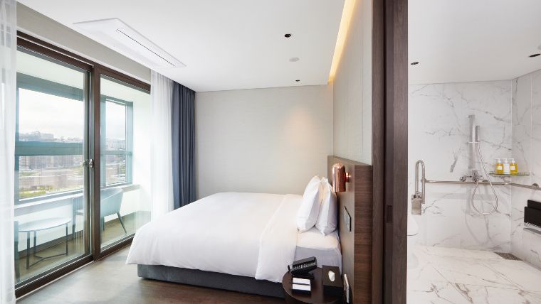 Typeofroom Hotel Korea Citadines Connect Hari Busan Premier Room King Accessible Bedroom HR 760x428px