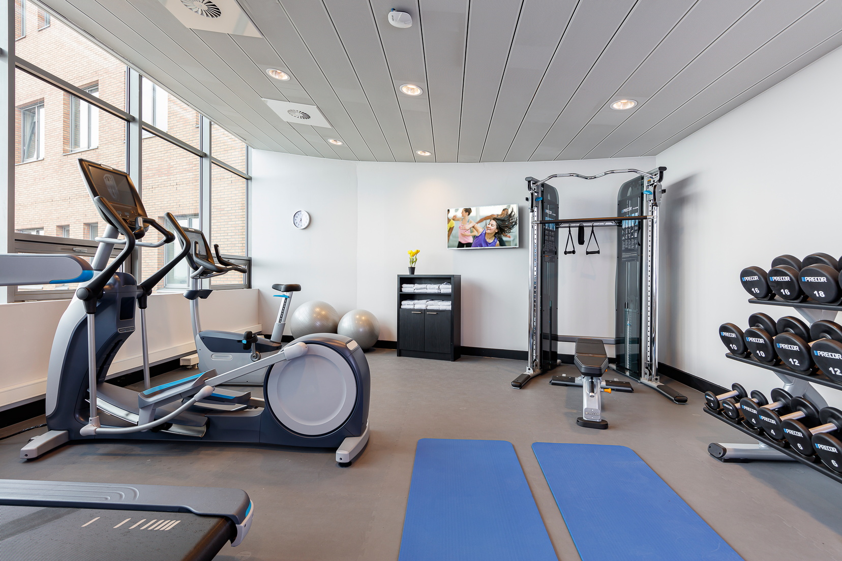Gimnasio con cintas de correr, pesas, banco de pesas y bicicletas elípticas, apart hotel Amsterdam