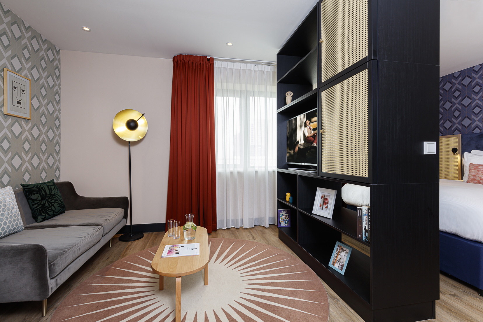 Estudio con cama doble, televisión y sofá, apart hotel Amsterdam