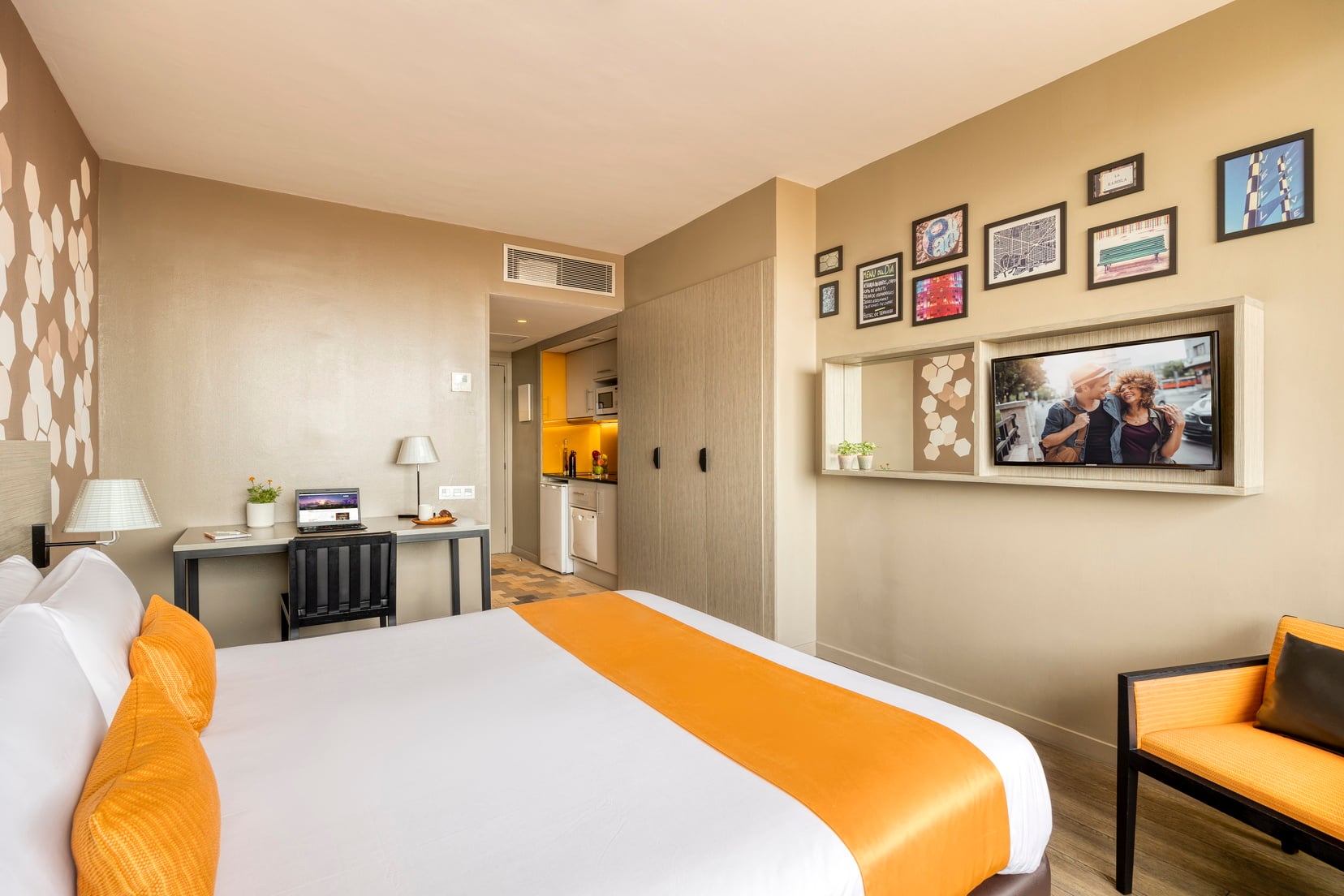 Studio équipé d'un lit double, d'un espace bureau et d'une cuisine, appart hotel à Barcelone