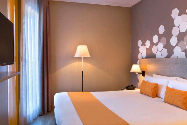Chambre d'un Appartement 2 pièces équipée d'un lit double et d'une télévision, appart hotel à Barcelone