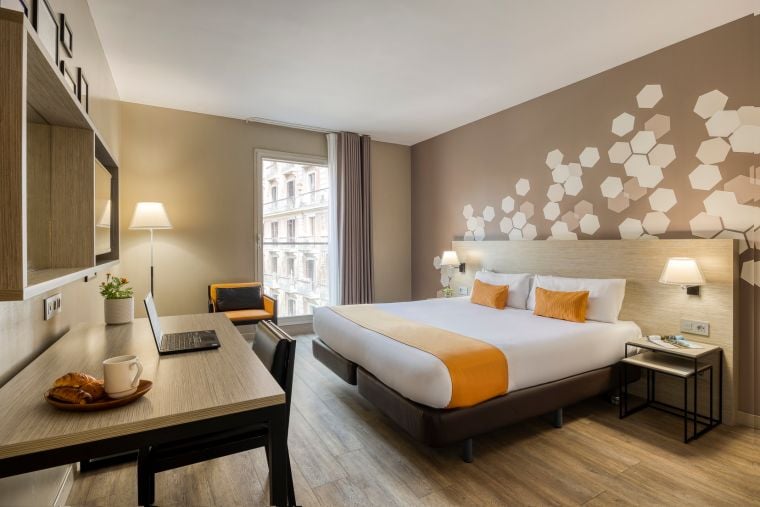Studio équipé d'un lit double et d'un espace bureau, appart hotel à Barcelone