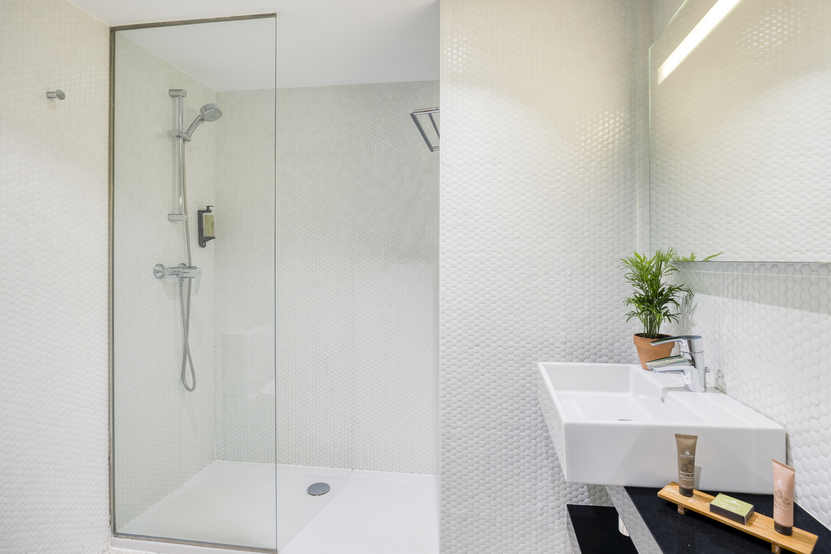 Salle de bain d'un Studio équipée d'une douche et d'articles de toilette, appart hotel à Barcelone